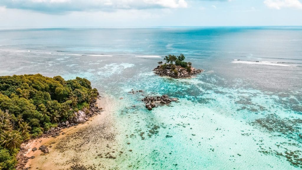 Praia e futebol de areia: a combinação para conhecer Seychelles